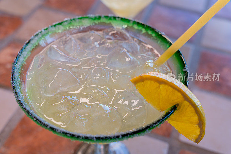 墨西哥下加利福尼亚卡波圣卢卡斯(Cabo San Lucas)的马提尼鸡尾酒杯(Margarita Cocktail in Martini Glasses)